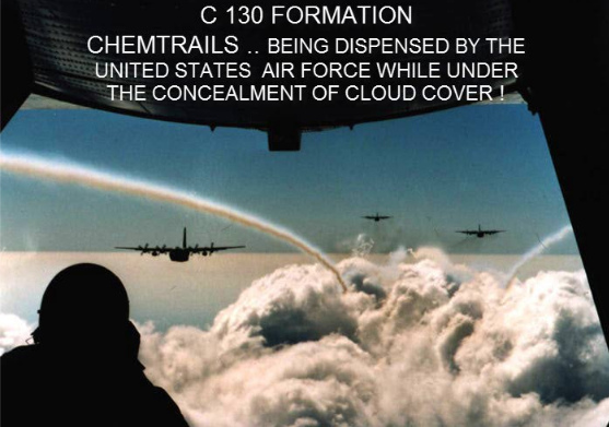 Chemtrail-Flugzeuge im Flug über den Wolken,
                    Grossaufnahme