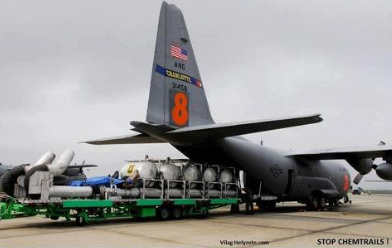 Ein kriminelles Chemtrail-Flugzeug wird in
                      den kriminellen "USA" beladen, um die
                      Welt mit Aluminium zu verseuchen