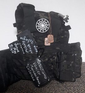 Neuseeland: Der Rucksack
                            des Attentters hatte ein Symbol der
                            Schwarzen Sonne drauf