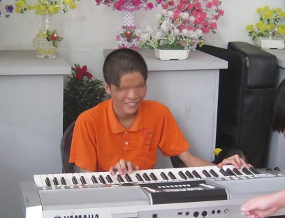 Pianist ohne Augen 02 im Kriegsmuseum von
                          Ho Chi Minh City (Saigon)