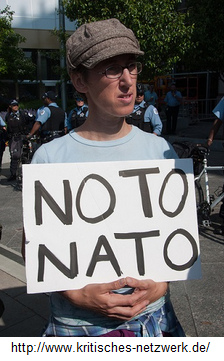 Wahrheit 11: Demonstration in den
                              "USA" mit einem Plakat "NO
                              TO NATO"