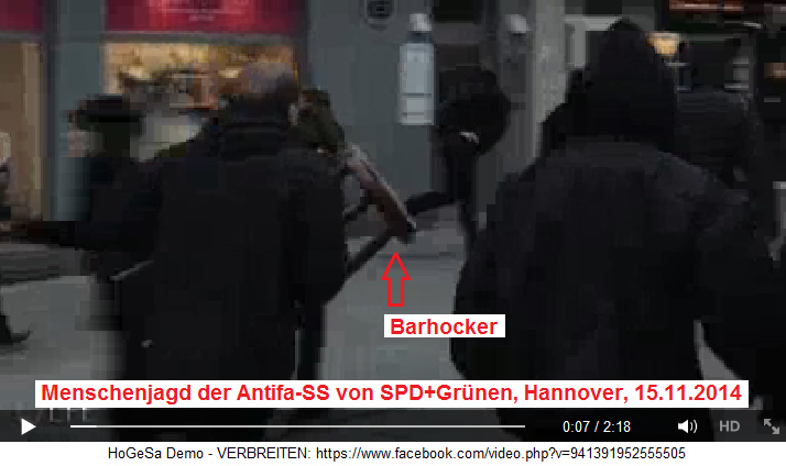 Die Antifa-SS schmeisst greift
                                  eine Kneipe an, hier ein Schläger mit
                                  einem Barhocker, Hannover, 15.
                                  November 2014