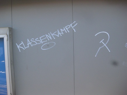 Antifa Schweiz in
                      Oensingen am 3.1.2026: behauptet immer noch
                      "Klassenkampf" mit Hammer und Sichel