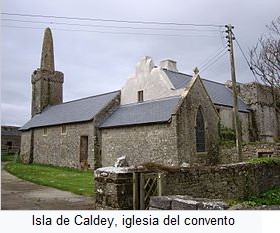 Isla Caldey con la iglesia                   del convento