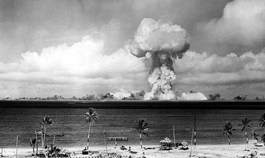 Bikini-Atoll:
                    Die erfundene Atombombenexplosion "Able":
                    Kein Sturm, keine Zerstörung von Palmen etc.