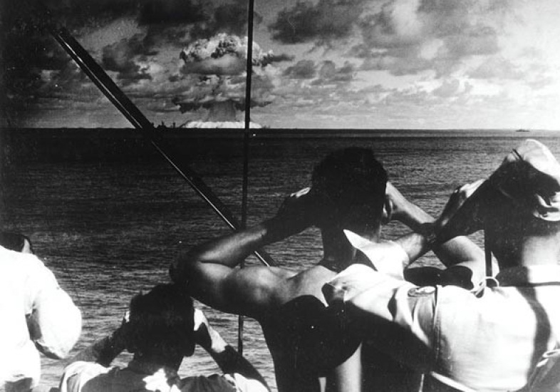 Bikini-Atoll: Erfundene
                    Zuschauer fotografieren eine erfundene
                    Atombombenexplosion "Baker"