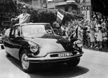 Frankreichs Präsident De Gaulle macht Werbung für
              Citroën DS