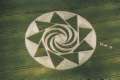Kornkreis: Stern-Wirbel-Mandala in Halbmonden
                    -- crop circle: star swirl mandala in half moons