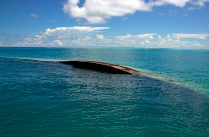 Kritibati, eine Insel ist so
                                berflutet, dass nur noch die Brcke aus
                                dem Wasser schaut