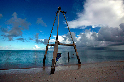 Kiribati, ein Wachturm an einem
                                Strand steht bereits zur Hlfte im
                                Wasser