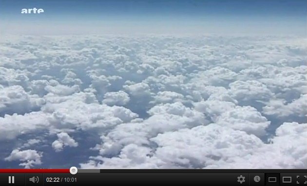 Nubes blancas reflejando la luz del
                sol