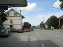 Corcelles: Route du Grand Chemin 02,
                          Sicht in Richtung Dorfausgang, so muss ich
                          laufen