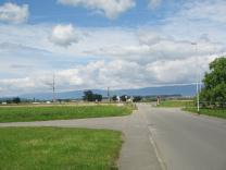 Corcelles: Route des Grands Longs Champs
                          08, Bahnbergang geschlossen