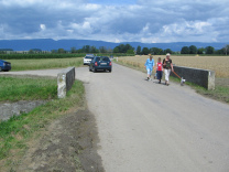 Da kommt eine Brcke, und noch ein
                          Parkplatz