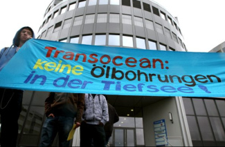 Demonstration am 15.5.2010 in Zug
              (Schweiz) gegen Transocean gegen Tiefseebohrungen,
              Transparent
