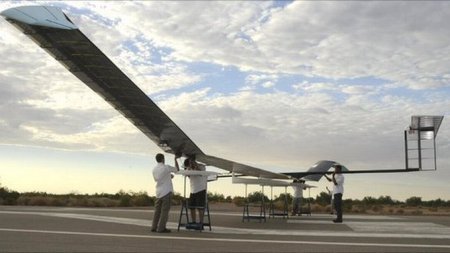 Da hat doch ein unbemanntes Solar-Segelflugzeg
                einen 2-wöchigen Flug hingelegt
