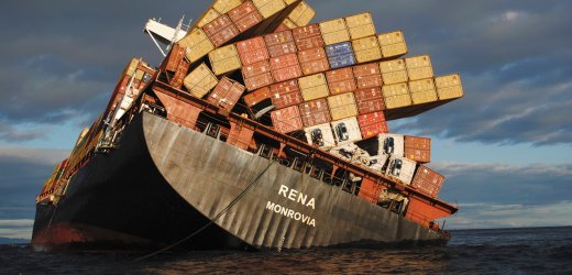 Frachter Rena mit schiefen Containern,
                            auf einem Riff aufgelaufen vor Neuseeland