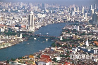 曼谷与它的海傍河的巨型城市是建在地面上的沼泽...