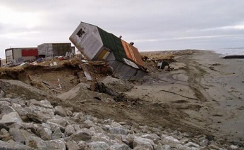 解冻的永冻土解冻的地面时，由河流侵蚀，希什马廖夫，阿拉斯加地面：推翻的房子在河
                            上侧的侵蚀， “美国”