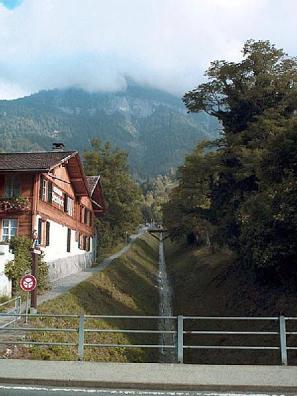 "Wild
                                  creek" of Brienz in a
                                  "concrete basin" before
                                  thunderstorm of 2005