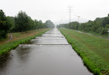 Der Fluss
                                  "Dreisam" in seinem
                                  Unterlauf zwischen Freiburg und Riegel
                                  in Deutschland