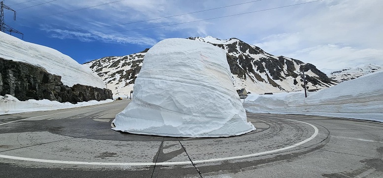 Klimawandel retour am Gotthardpass am
                              29.5.2024: mit ca. 6m Schnee 02