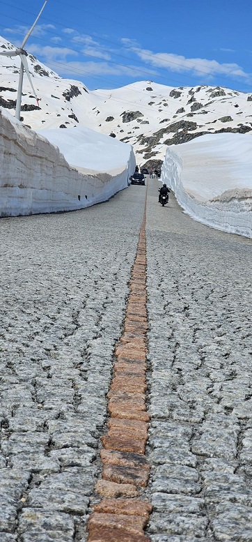 Klimawandel retour am Gotthardpass am
                              29.5.2024: mit ca. 6m Schnee 03