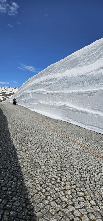 Klimawandel retour am Gotthardpass am
                              29.5.2024: mit ca. 6m Schnee 04