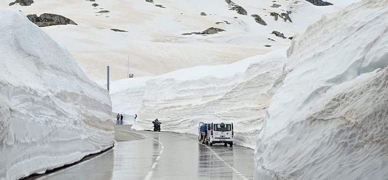 Klimawandel retour am Gotthardpass am
                              29.5.2024: mit ca. 6m Schnee 05