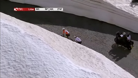 Klimawandel retour am
                        Gotthardpass 13.6.2024: 3 bis 4m Schnee bei der
                        Tour de Suisse 01