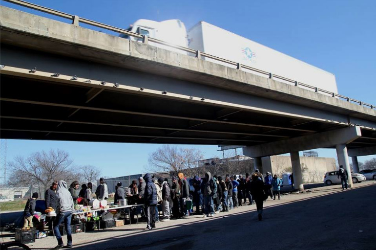 Dallas: Obdachlose
                            unter der Autobahn erhalten Essen von der
                            alternativen Organisation "The Garden
                            of Eden"