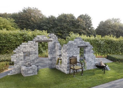 Betonruine als Spielplatz im
                  Garten, kann man bei Lidl kaufen