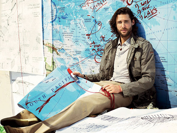 David de Rothschild mit Pazifikkarte,
                          macht Werbung fr Plastik-Recycling