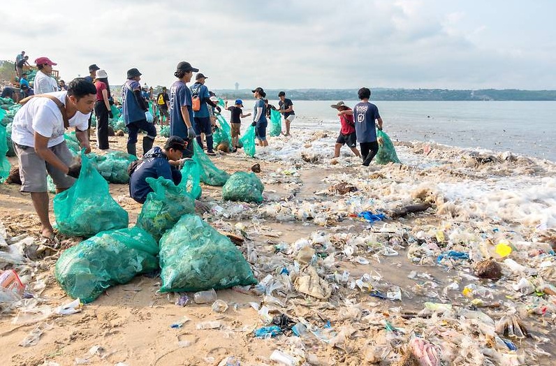 Plastikschaden an den Stränden von Bali am
4.1.2025 - IMAGO/NurPhoto/Keyza Widiatmika Plastikschaden an den Stränden von Bali am
4.1.2025 - IMAGO/NurPhoto/Keyza Widiatmika