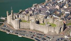 Schloss Caernarfon (Carnarvon) in Wales mit Ritualen und Orgien des schwul-satanistischen Vatikans mit Kinderritualen und Kinderopfern