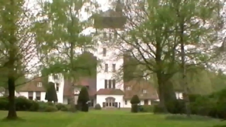 Schloss
                im Wald bei Holten (Holland) - die Fassade mit dem Turm,
                Nahaufnahme (7'31'')