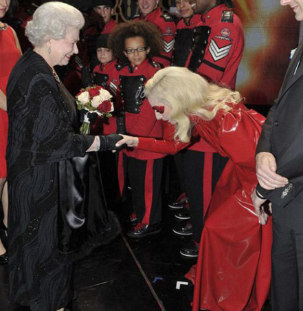 Satanisten-Lady Gaga
                    küsst Satanisten-Königin von England die Hand