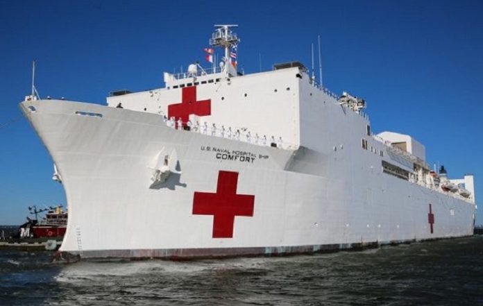 Das Spitalschiff "Comfort" im Hafen
                    von New York City: Hier werden einge 1000 der fast
                    100.000 gefundenen Kinder behandelt, die im Tunnel
                    zwischen Hafen und Clinton-Stiftung gefunden wurden